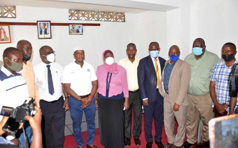 ENGERI MINISITA MINSA KABANDA GY’AGONJODDE ENKAAYANA Z’OBUKULEMBEZE BWA BADEREEVA BA TAXI MU PAAKA EMPYA N’ENKADDE